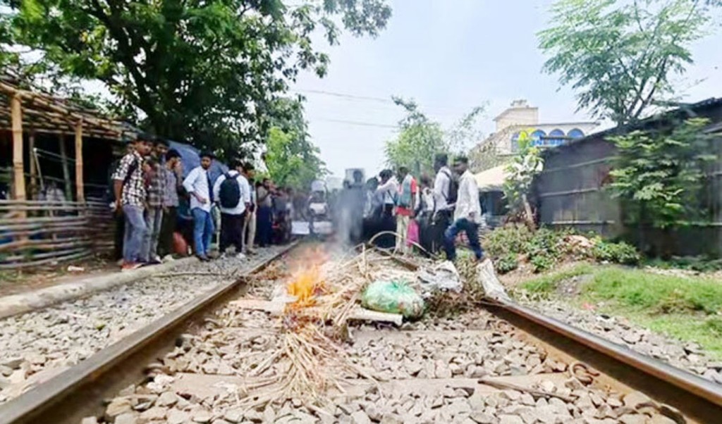 শিক্ষার্থীদের অবরোধ, ঢাকার সঙ্গে রাজশাহীর রেল যোগাযোগ বন্ধ 3 rail 1744787965 শিক্ষার্থীদের অবরোধ, ঢাকার সঙ্গে রাজশাহীর রেল যোগাযোগ বন্ধ