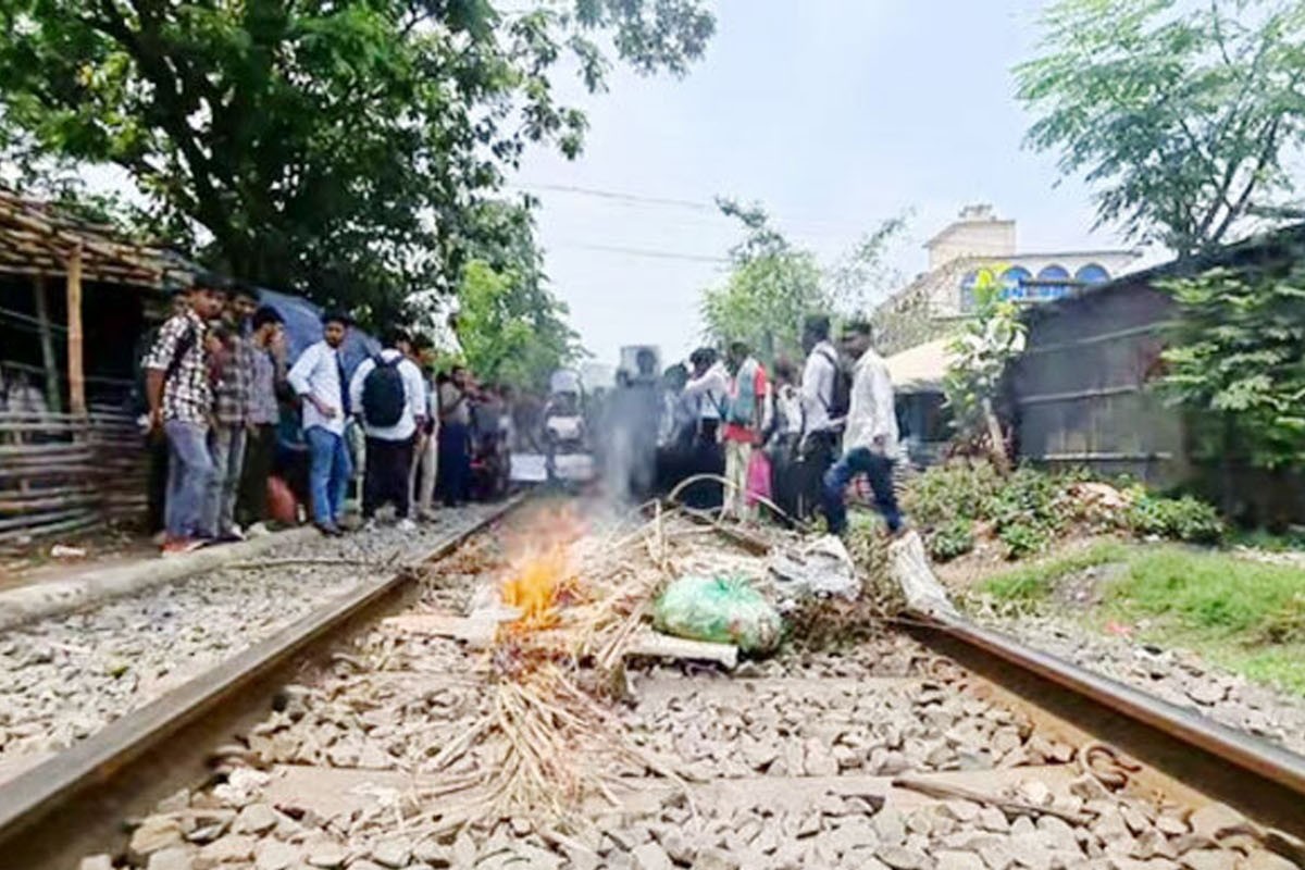 শিক্ষার্থীদের অবরোধ, ঢাকার সঙ্গে রাজশাহীর রেল যোগাযোগ বন্ধ
