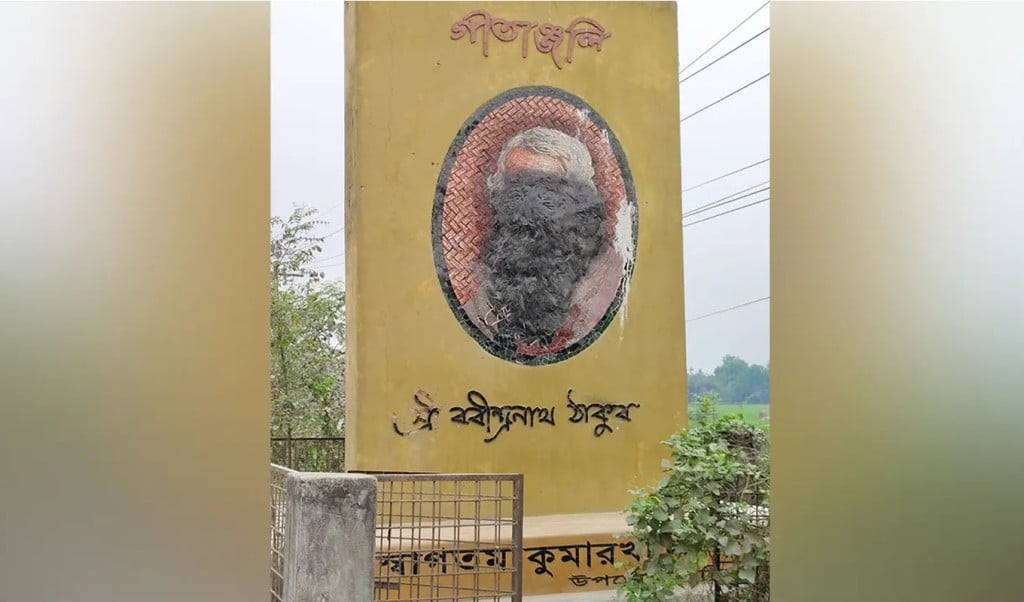 robi 1743832428 কুষ্টিয়ায় কালি দিয়ে ঢেকে দেয়া হলো রবীন্দ্রনাথের ম্যুরাল