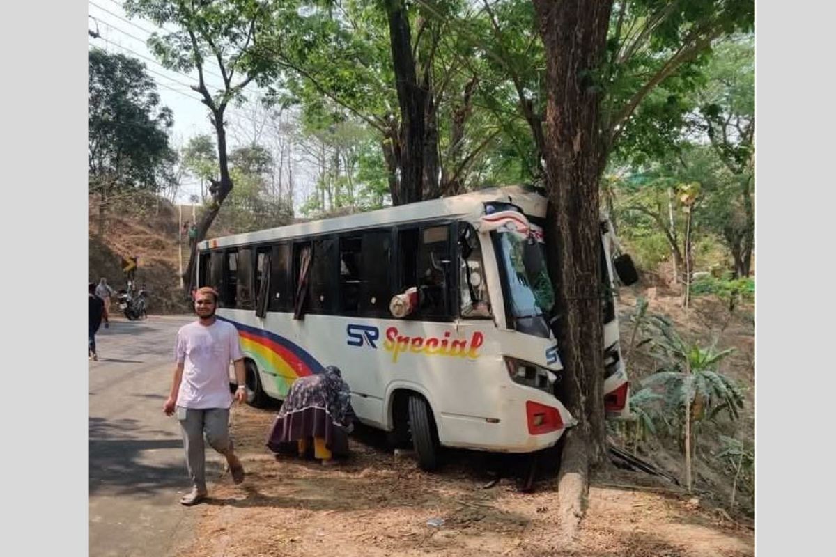 বান্দরবানে নিয়ন্ত্রণ হারিয়ে গাছের সঙ্গে পর্যটকবাহী বাসের ধাক্কা,আহত ২৫