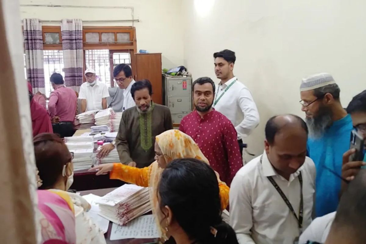 ২০ মিনিট দেরিতে প্রশ্ন, অভিভাবকদের ক্ষোভ