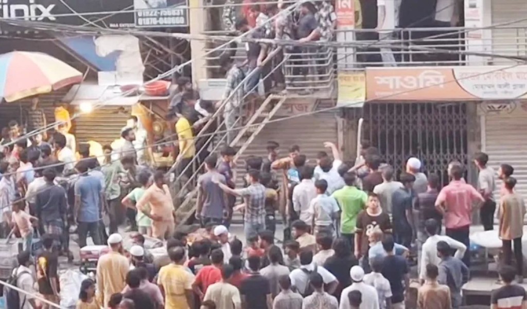 গাজীপুরে ‘মার্চ ফর গাজা’র মিছিল শেষে ব্যবসা প্রতিষ্ঠানে হামলা ও ভাঙচুর 2 sadeq 2025 04 13T094524.697 1744515927 গাজীপুরে ‘মার্চ ফর গাজা’র মিছিল শেষে ব্যবসা প্রতিষ্ঠানে হামলা ও ভাঙচুর
