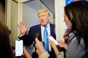 স্মার্টফোন ও কম্পিউটারকে নতুন শুল্ক থেকে অব্যাহতি দিয়েছেন ট্রাম্প