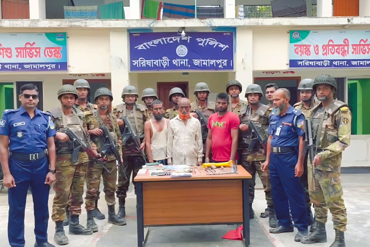 জামালপুরে যৌথ অভিযানে দেশীয় অস্ত্র ও  মাদকসহ গ্রেপ্তার ৩