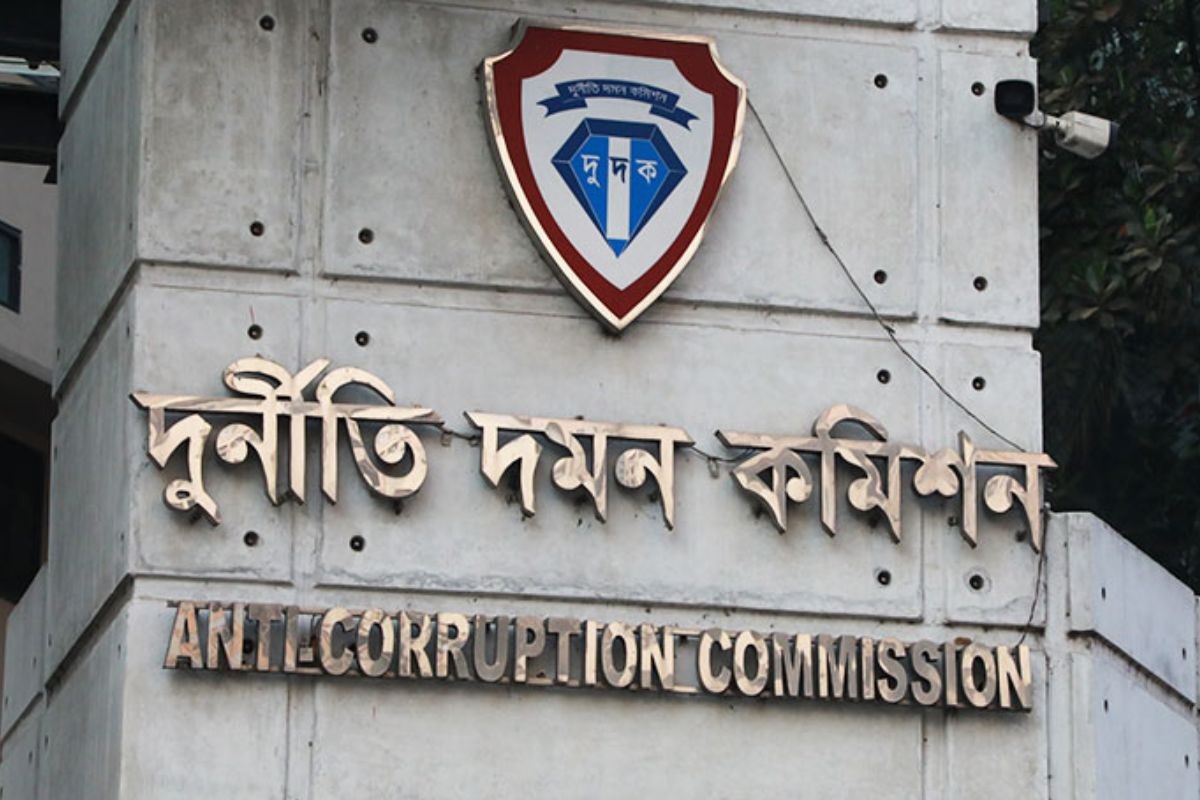 দেশের ৩৫ সাব-রেজিস্ট্রি অফিসে দুদকের অভিযান