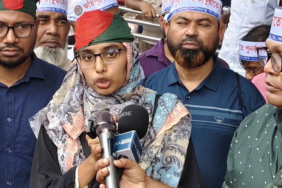 দুই দফা দাবিতে শহীদ মিনারে চাকরিচ্যুত বিডিআর সদস্যদের অবস্থান