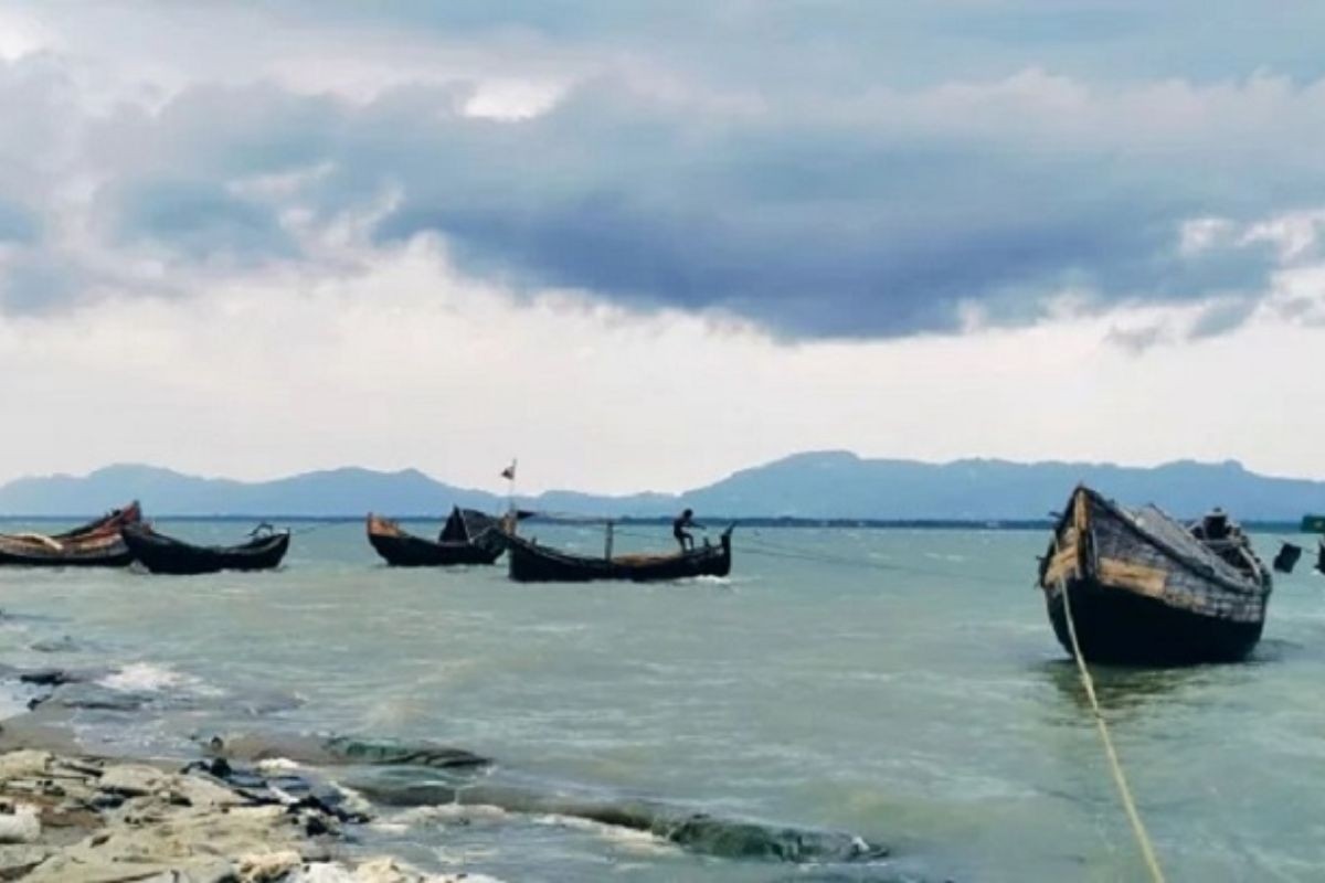 ট্রলারসহ ১১ জেলেকে ধরে নিয়ে গেল আরাকান আর্মি