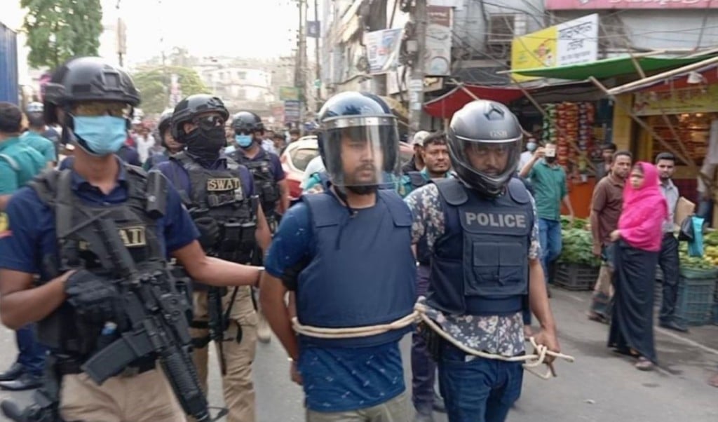 sadeq 80 1744111078 শীর্ষ সন্ত্রাসী ছোট সাজ্জাদকে নিয়ে প্রকাশ্যে মহড়া, মাইকে পুলিশের যে বার্তা