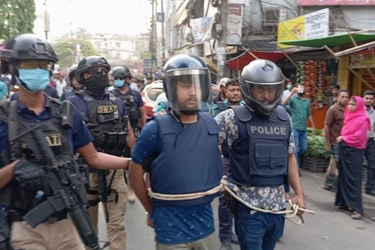 শীর্ষ সন্ত্রাসী ছোট সাজ্জাদকে নিয়ে প্রকাশ্যে মহড়া, মাইকে পুলিশের যে বার্তা