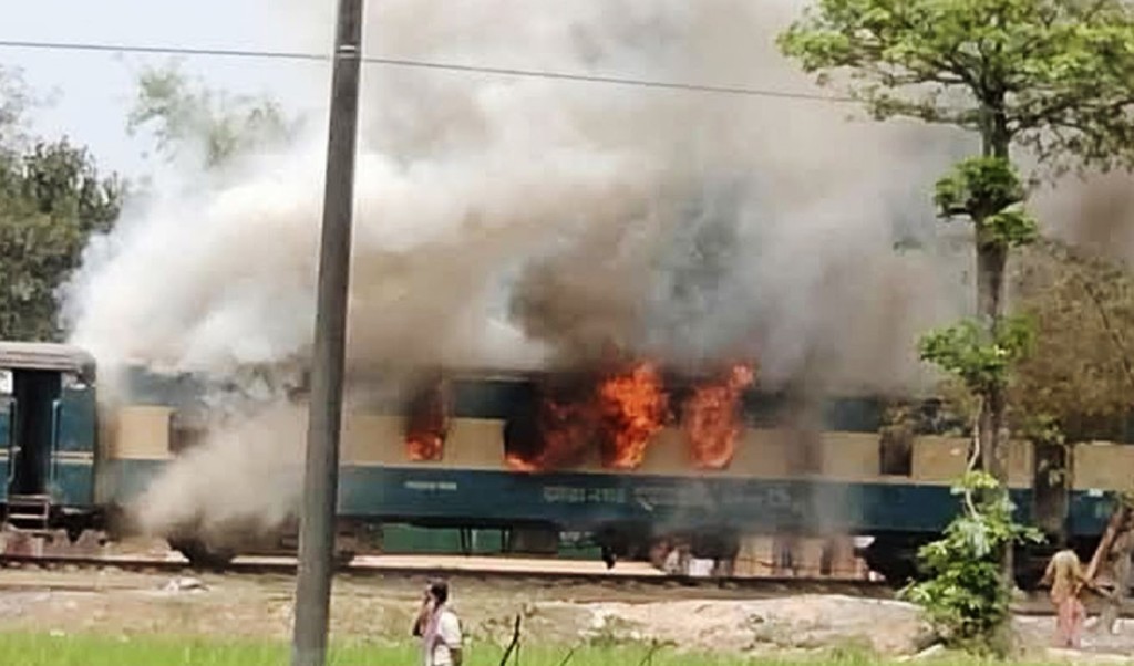 train 1743661032 মহুয়া কমিউটার ট্রেনে আগুন, ঢাকা-ময়মনসিংহ রেল যোগাযোগ বন্ধ