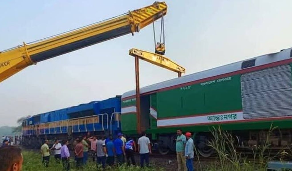 train 1744444760 ঈশ্বরদীতে ট্রেন লাইনচ্যুতির ঘটনায় স্টেশন মাস্টার বরখাস্ত