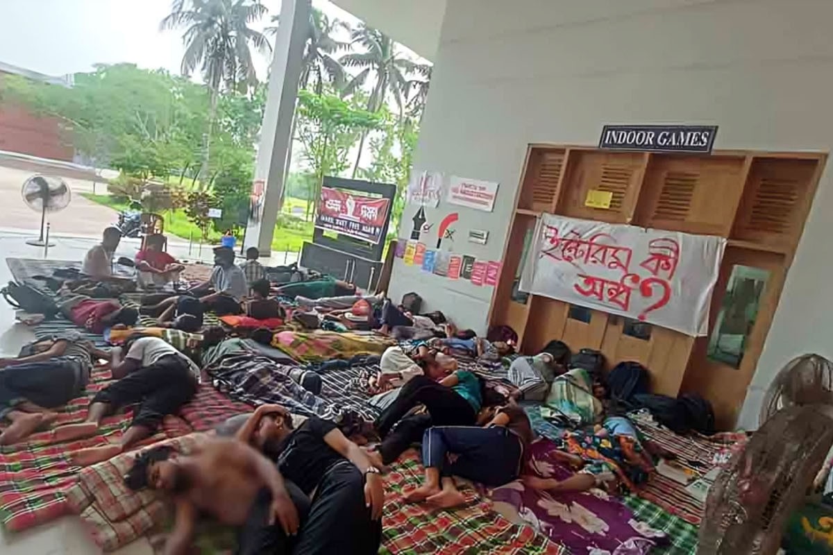 ভিসি পদত্যাগ না করা পর্যন্ত অনশন চালিয়ে যাবেন কুয়েট শিক্ষার্থীরা