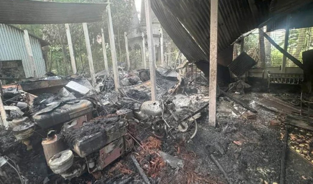 পয়লা বৈশাখের মোটিফ বানানো চিত্রশিল্পীর বাড়িতে দুর্বৃত্তদের আগুন 4 আগুন 1744780664 পয়লা বৈশাখের মোটিফ বানানো চিত্রশিল্পীর বাড়িতে দুর্বৃত্তদের আগুন