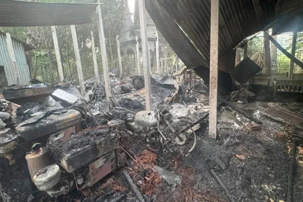 পয়লা বৈশাখের মোটিফ বানানো চিত্রশিল্পীর বাড়িতে দুর্বৃত্তদের আগুন
