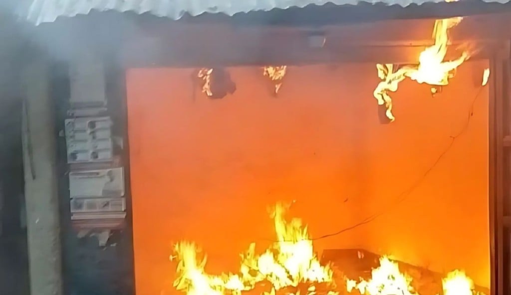 আগুনে পুড়ে ছাই ফার্মেসীসহ পাঁচ দোকান 1744984311 গাইবান্ধার সদরে ভয়াবহ আগুন, ৫টি দোকান পুড়ে ছাই