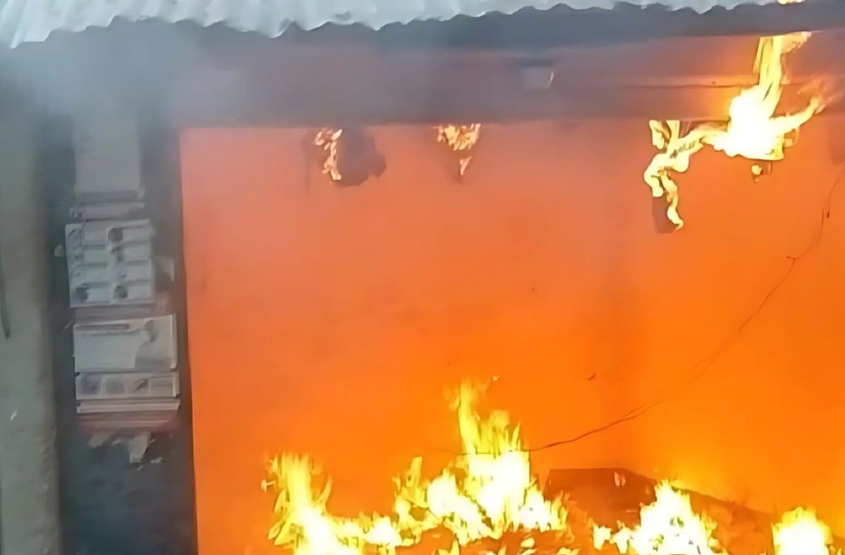 গাইবান্ধার সদরে ভয়াবহ আগুন, ৫টি দোকান পুড়ে ছাই
