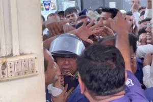 আদালতে আনিসুল হককে কিল-ঘুষি, দৌঁড়ে কোনোরকম রক্ষা পেলেন