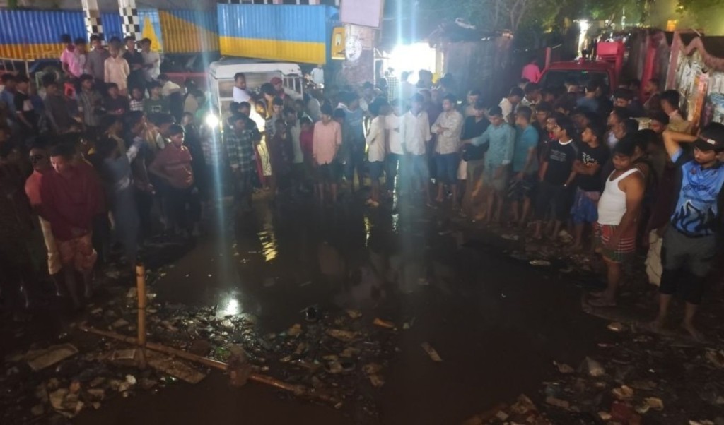 আশুলিয়ায় যাত্রীবাহী লেগুনা ড্রেনে পড়ে ২ পোশাক শ্রমিক নিহত 3 আশুলিয়ায় যাত্রীবাহী লেগুনা ড্রেনে পড়ে ২ পোশাক শ্রমিক নিহত 1744863348 আশুলিয়ায় যাত্রীবাহী লেগুনা ড্রেনে পড়ে ২ পোশাক শ্রমিক নিহত