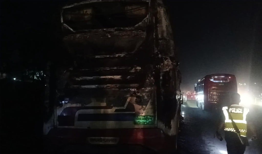 আশুলিয়ায় 1743914977 আশুলিয়ায় দূরপাল্লার চলন্ত বাসে আগুন