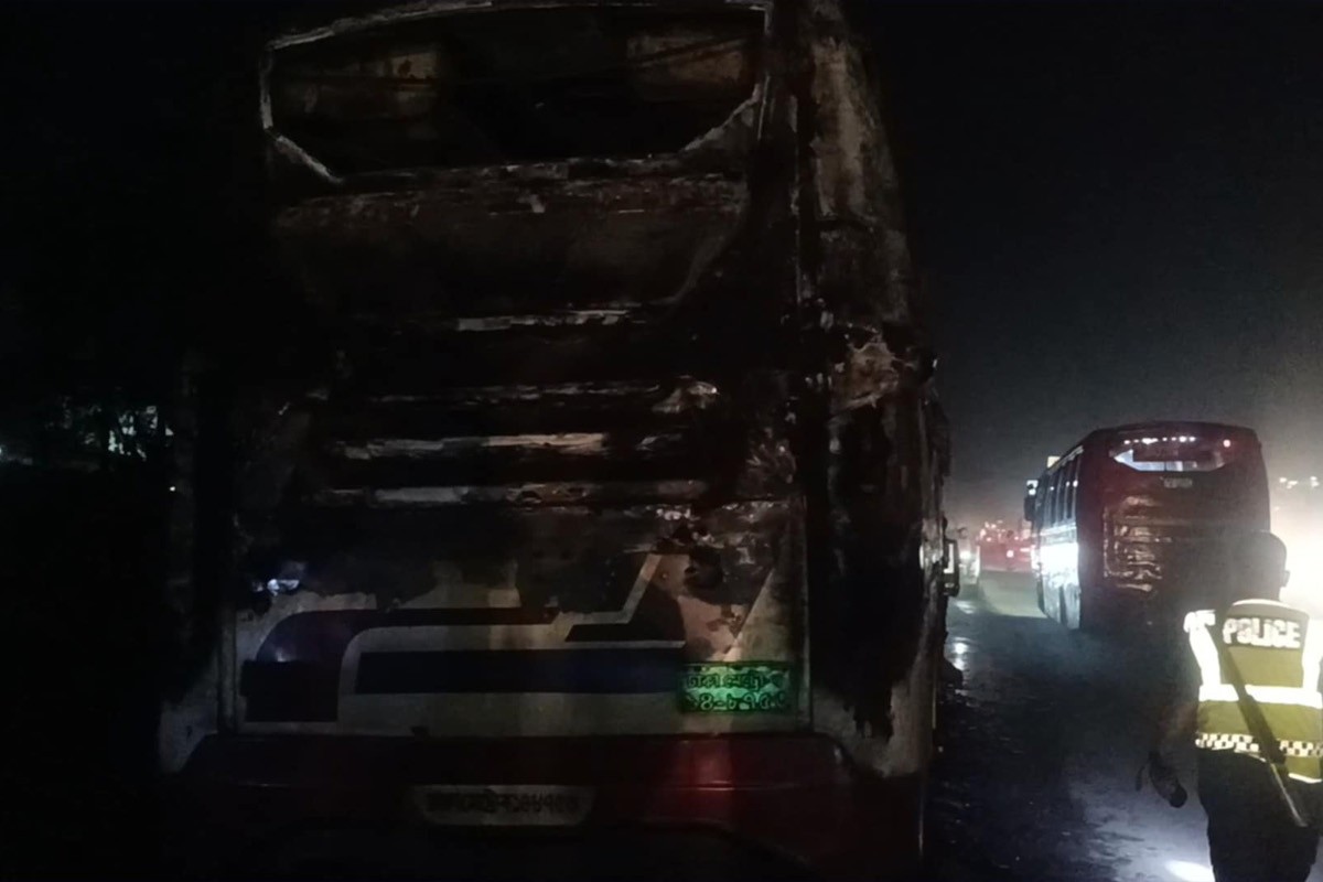আশুলিয়ায় দূরপাল্লার চলন্ত বাসে আগুন