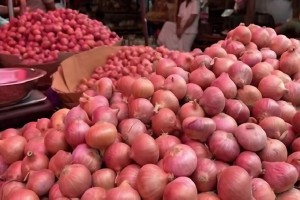এক সপ্তাহের ব্যবধানে পেঁয়াজের দাম বেড়েছে ২৫-২৭ টাকা