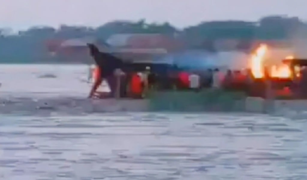 কঙ্গোতে যাত্রীবাহী নৌকায় অগ্নিকাণ্ডে নিহত ১৪৮ 1745043196 কঙ্গোতে যাত্রীবাহী নৌকায় অগ্নিকাণ্ডে নিহত ১৪৮