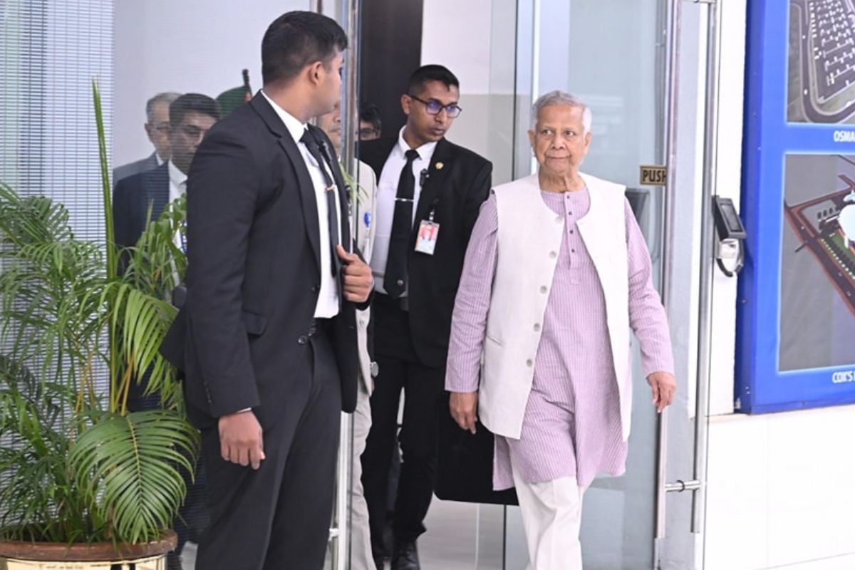কাতারের উদ্দেশে ঢাকা ছেড়েছেন ড. ইউনূস