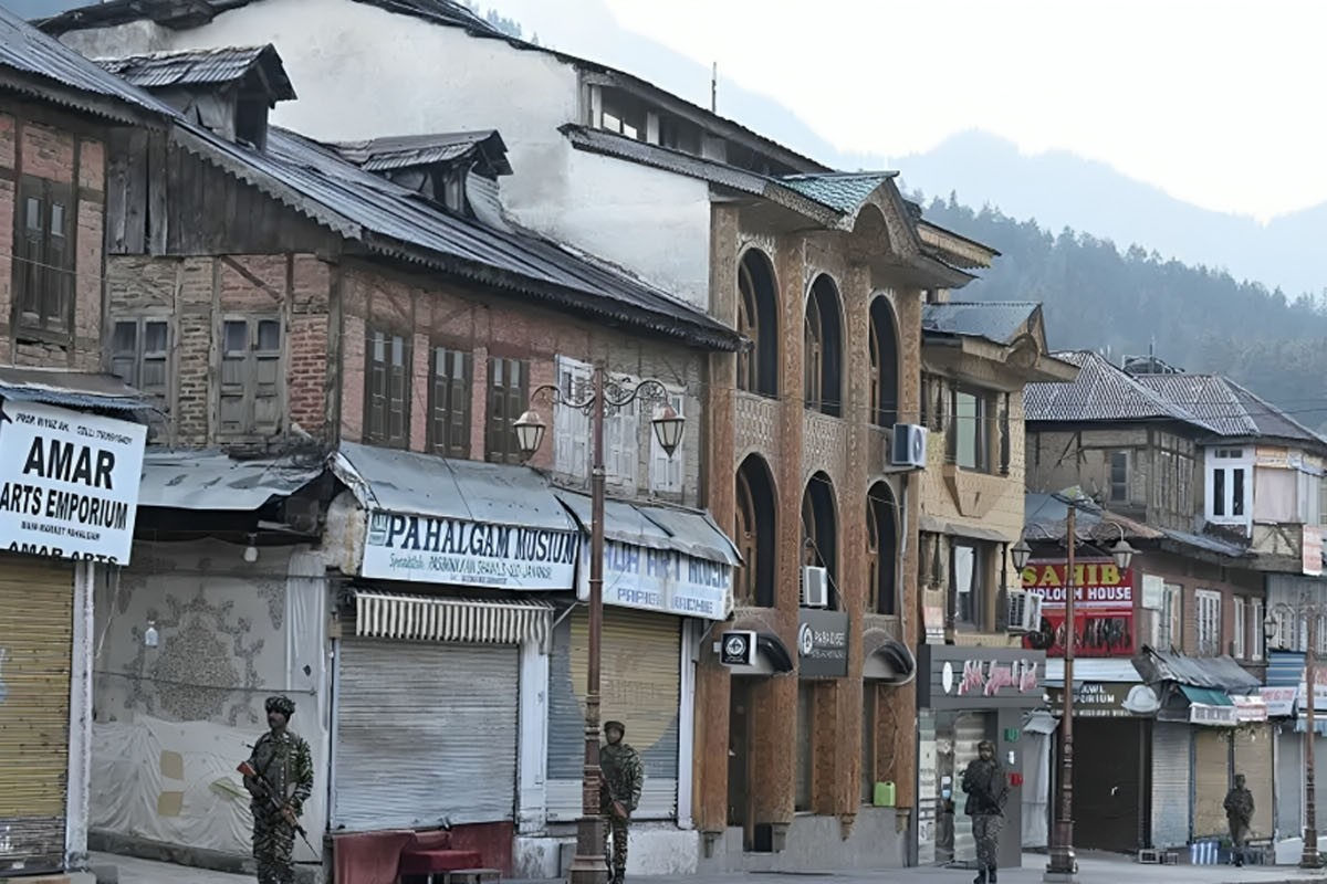 কাশ্মীরে হামলার ঘটনার প্রতিবাদে দোকানপাট ও শিক্ষা প্রতিষ্ঠান বন্ধ