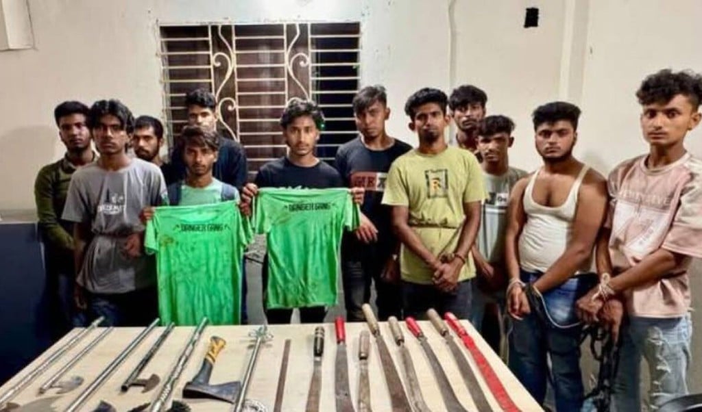 কিশোর গ্যাং 1743744317 ধলেশ্বরী নদীতে দেশীয় অস্ত্রের মহড়া, আটক ১৬ কিশোর গ্যাং সদস্য