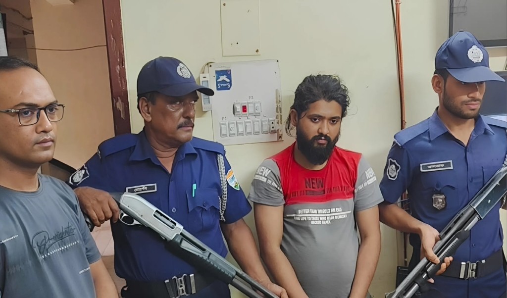 কিশোরগঞ্জে অত্যাধুনিক অস্ত্রসহ ছিনতাইকারী গ্রেপ্তার 1745394510 কিশোরগঞ্জে অত্যাধুনিক অস্ত্রসহ ছিনতাইকারী গ্রেপ্তার