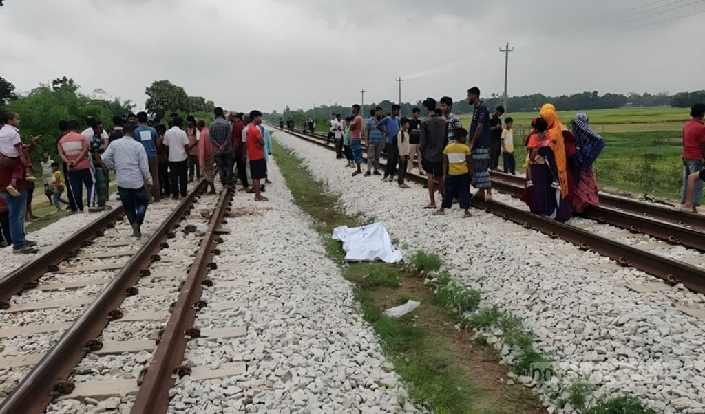 কুমিল্লা রেললাইন 1745383852 কুমিল্লায় ট্রেনে কাটা পড়ে ৩ যুবকের মৃত্যু