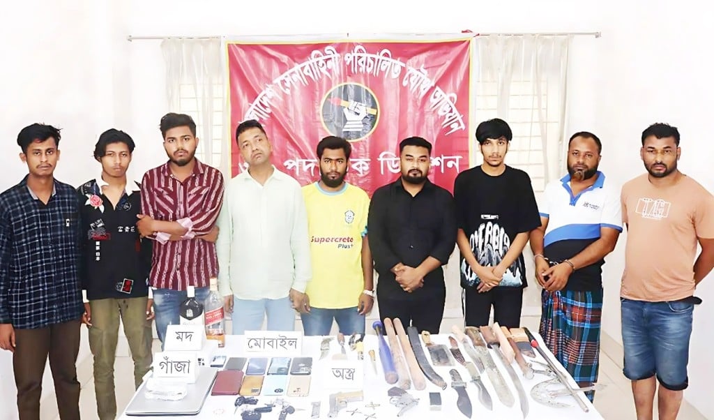 কুমিল্লায় অস্ত্রসহ কিশোর গ্যাংয়ের ৯ সদস্য আটক 1745736068 কুমিল্লায় অস্ত্রসহ কিশোর গ্যাংয়ের ৯ সদস্য আটক