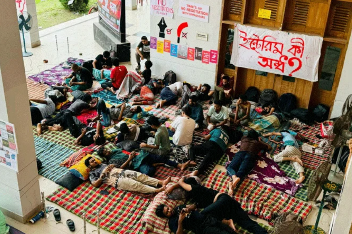 কুয়েট শিক্ষার্থীদের অনশন প্রত্যাহারের অনুরোধ শিক্ষা উপদেষ্টার