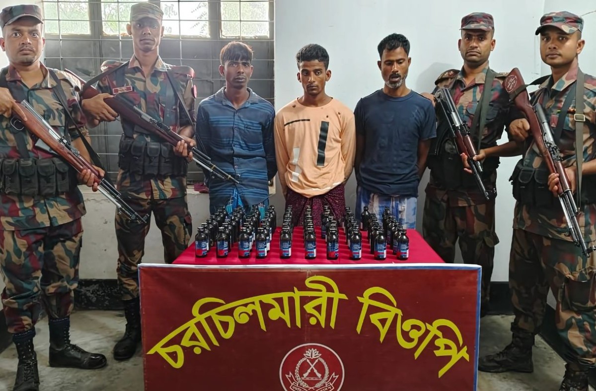 দৌলতপুর সীমান্তে ৬৯ বোতল ফেন্সিডিলসহ তিন ভারতীয় নাগরিক আটক