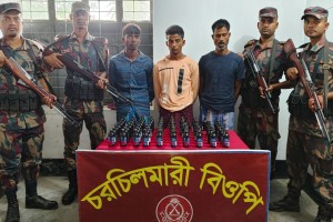 দৌলতপুর সীমান্তে ৬৯ বোতল ফেন্সিডিলসহ তিন ভারতীয় নাগরিক আটক