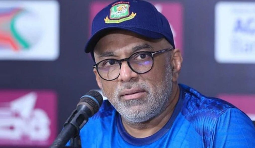 কোচ হাতুরু সিং 1745243326 হুডি, ক্যাপ আর আতঙ্ক: হাথুরুসিংহের বাংলাদেশ ছাড়ার গল্প