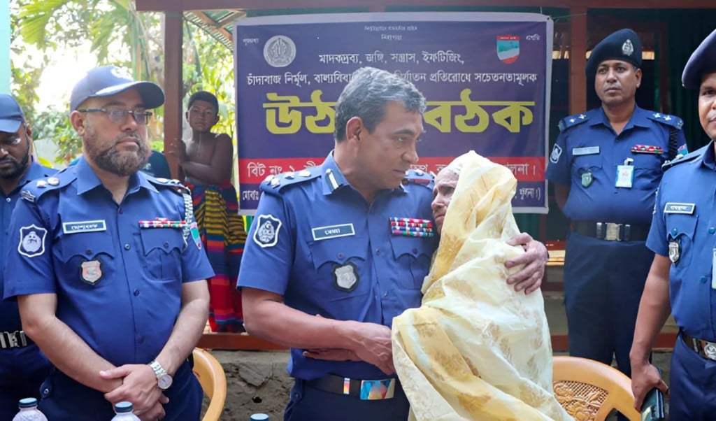 খুলনা রেঞ্জ 1745117611 শর্টসার্কিটে ঘর পুড়ে যাওয়া বৃদ্ধা হালিমার পাশে খুলনা রেঞ্জ ডিআইজি