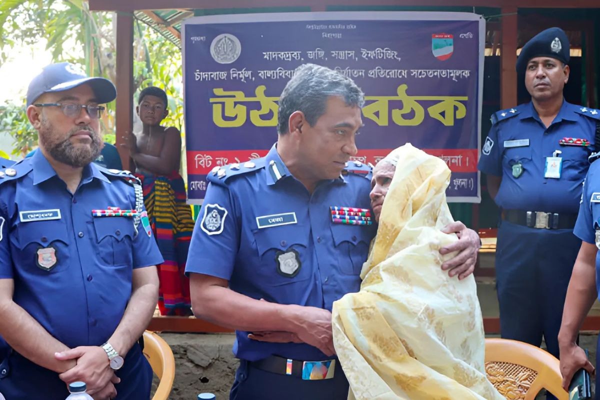 শর্টসার্কিটে ঘর পুড়ে যাওয়া বৃদ্ধা হালিমার পাশে খুলনা রেঞ্জ ডিআইজি