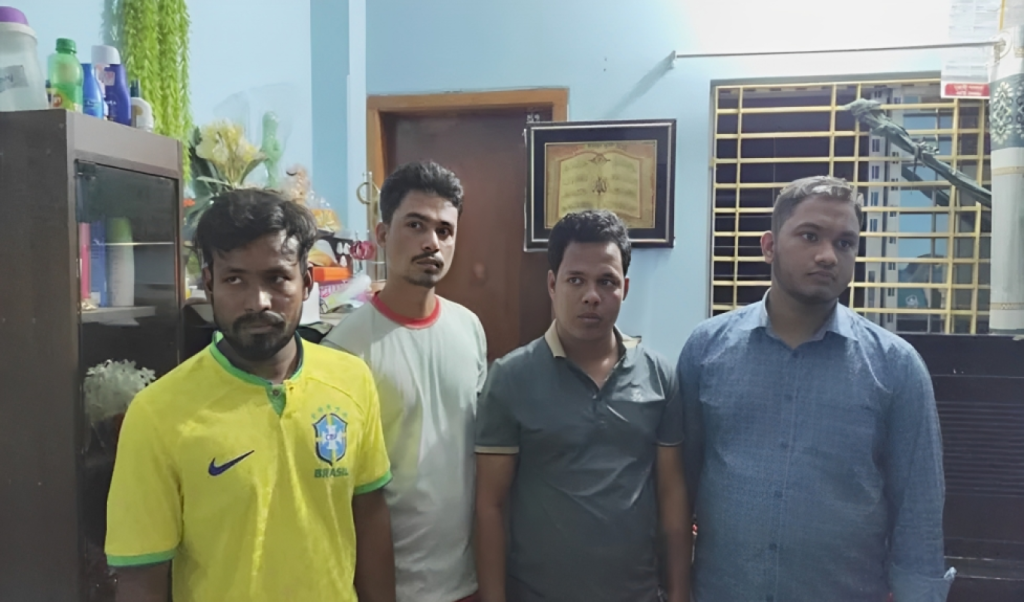 খুলনায় ডিবি ও সমন্বয়ক পরিচয়ে চাঁদাবাজির ঘটনায় গ্রেপ্তার ৪ শিক্ষার্থী 1744961804 খুলনায় ডিবি ও সমন্বয়ক পরিচয়ে চাঁদাবাজির ঘটনায় গ্রেপ্তার ৪ শিক্ষার্থী