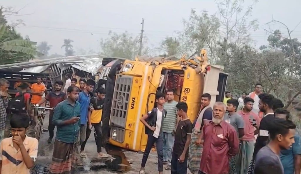 খোকসায় ট্রাকের মুখোমুখি সংঘর্ষ 1744817035 খোকসায় ট্রাকের মুখোমুখি সংঘর্ষে আহত ৩