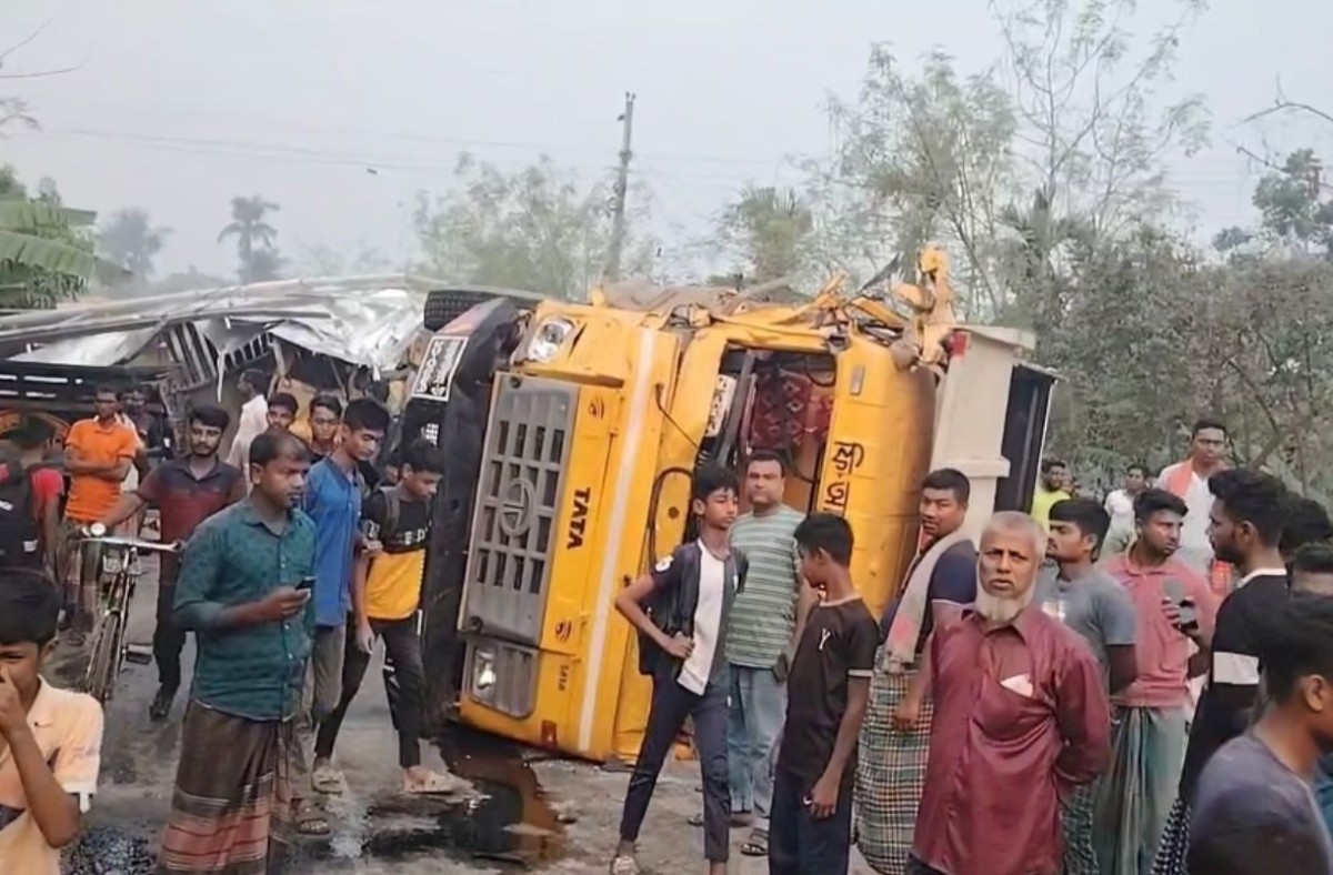খোকসায় ট্রাকের মুখোমুখি সংঘর্ষে আহত ৩