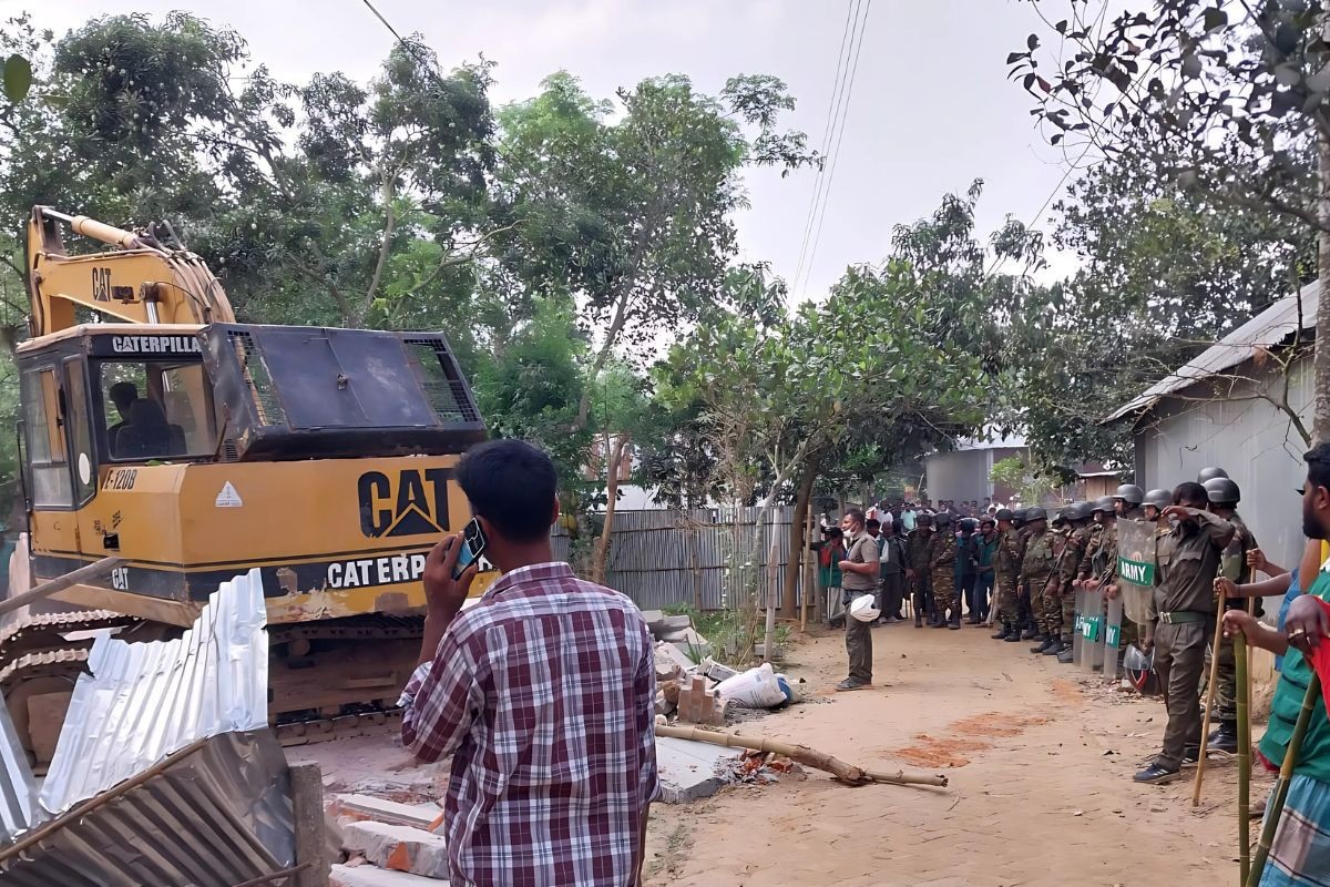 গাজীপুরে যৌথবাহিনীর অভিযানে ৫৬টি অবৈধ স্থাপনা উচ্ছেদ, ২০ কোটি টাকার বনভূমি উদ্ধার