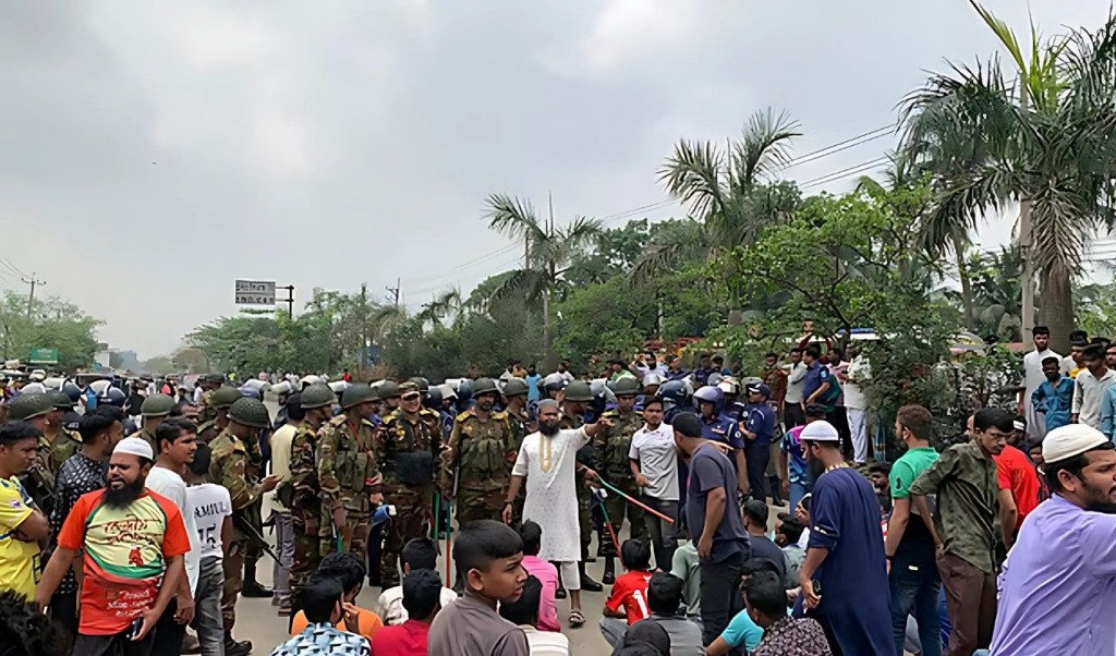 গাজীপুরে মহাসড়ক অবরোধ করে শ্রমিকদের বিক্ষোভ 1745395521 গাজীপুরে মহাসড়ক অবরোধ করে শ্রমিকদের বিক্ষোভ