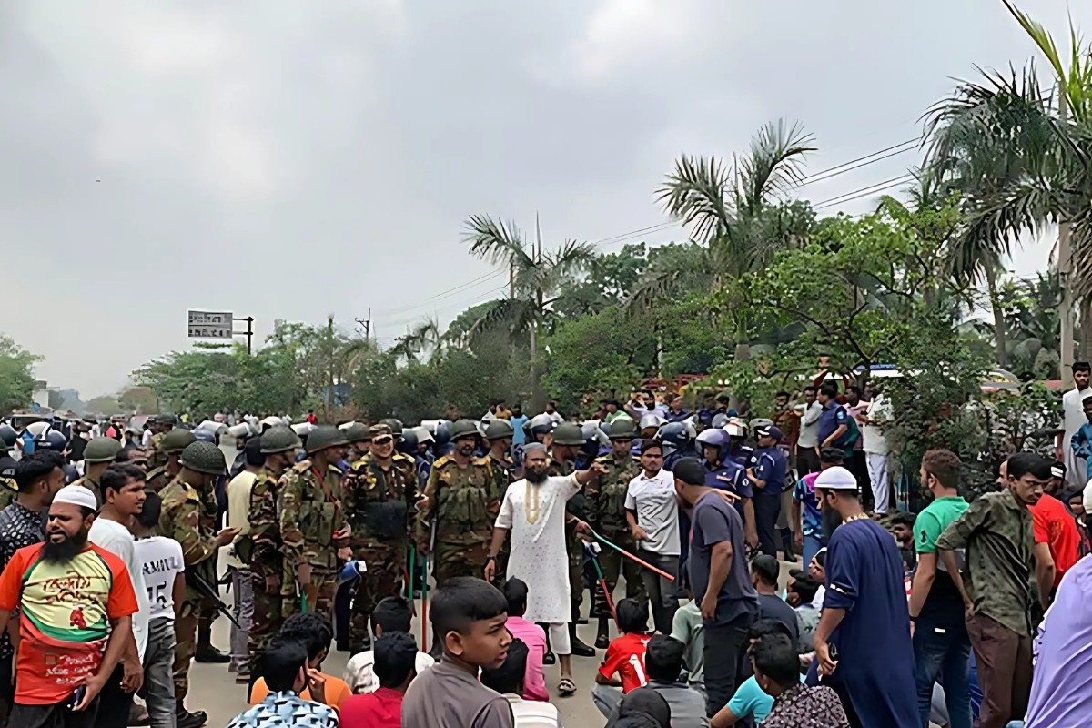 গাজীপুরে মহাসড়ক অবরোধ করে শ্রমিকদের বিক্ষোভ