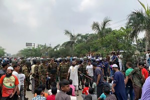 গাজীপুরে মহাসড়ক অবরোধ করে শ্রমিকদের বিক্ষোভ