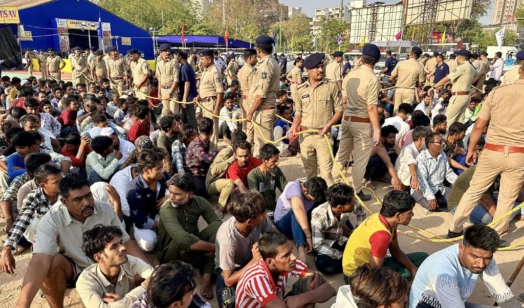 গুজরাটে ১ হাজারের বেশি অবৈধ বাংলাদেশি আটক ফেরত পাঠানোর প্রস্তুতি চলছে 1745671903 গুজরাটে ১ হাজারের বেশি অবৈধ বাংলাদেশি আটক, ফেরত পাঠানোর প্রস্তুতি চলছে