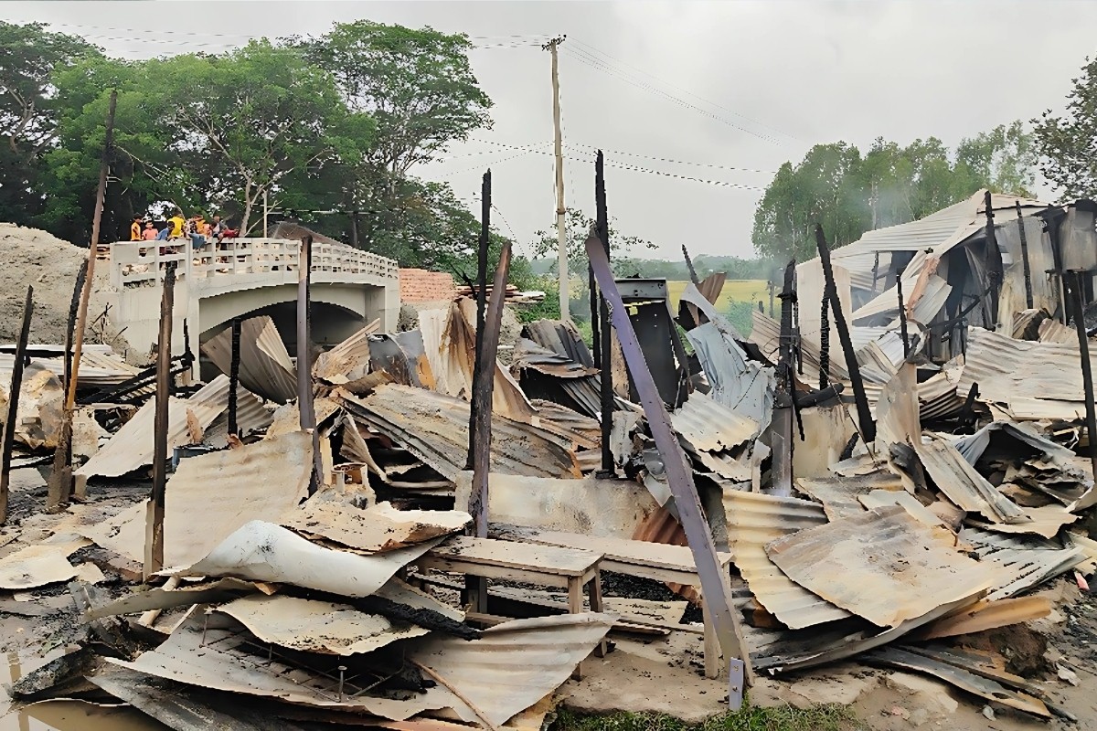 গোপালগঞ্জে অগ্নিকাণ্ডে ১০ দোকান পুড়ে ক্ষতি প্রায় ১৫ লাখ টাকা