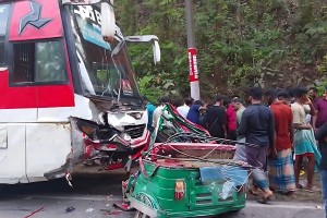 চকরিয়ায় বাস-অটোরিকশা সংঘর্ষে নিহত ২