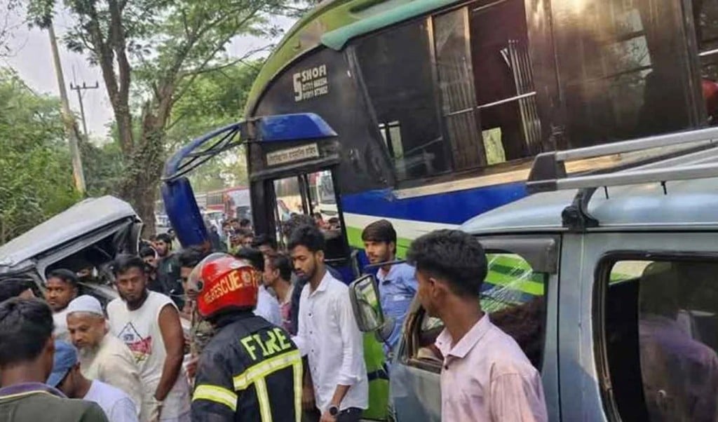 চট্টগ্রাম 1743570333 চট্টগ্রাম মহাসড়কে বাস-মাইক্রোবাস সংঘর্ষে নিহত বেড়ে ৮