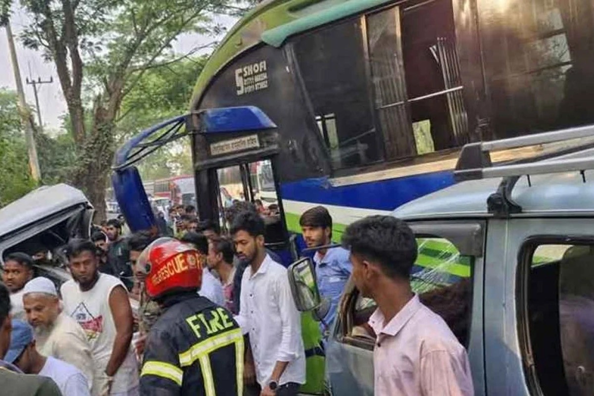 চট্টগ্রাম মহাসড়কে বাস-মাইক্রোবাস সংঘর্ষে নিহত বেড়ে ৮